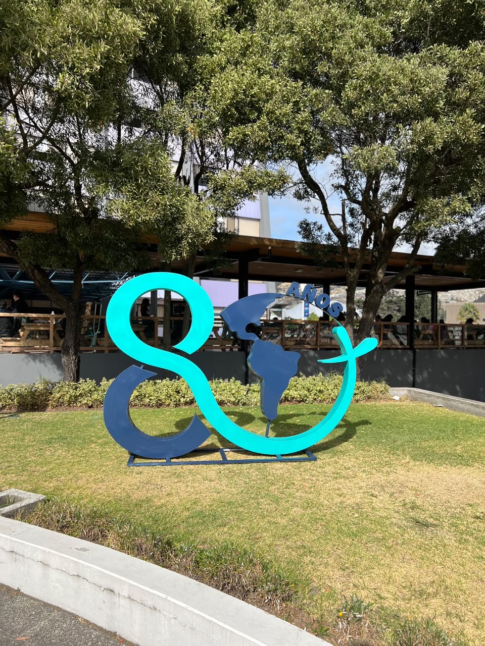 Escultura 80 años en el parque central del campus de la PUCE